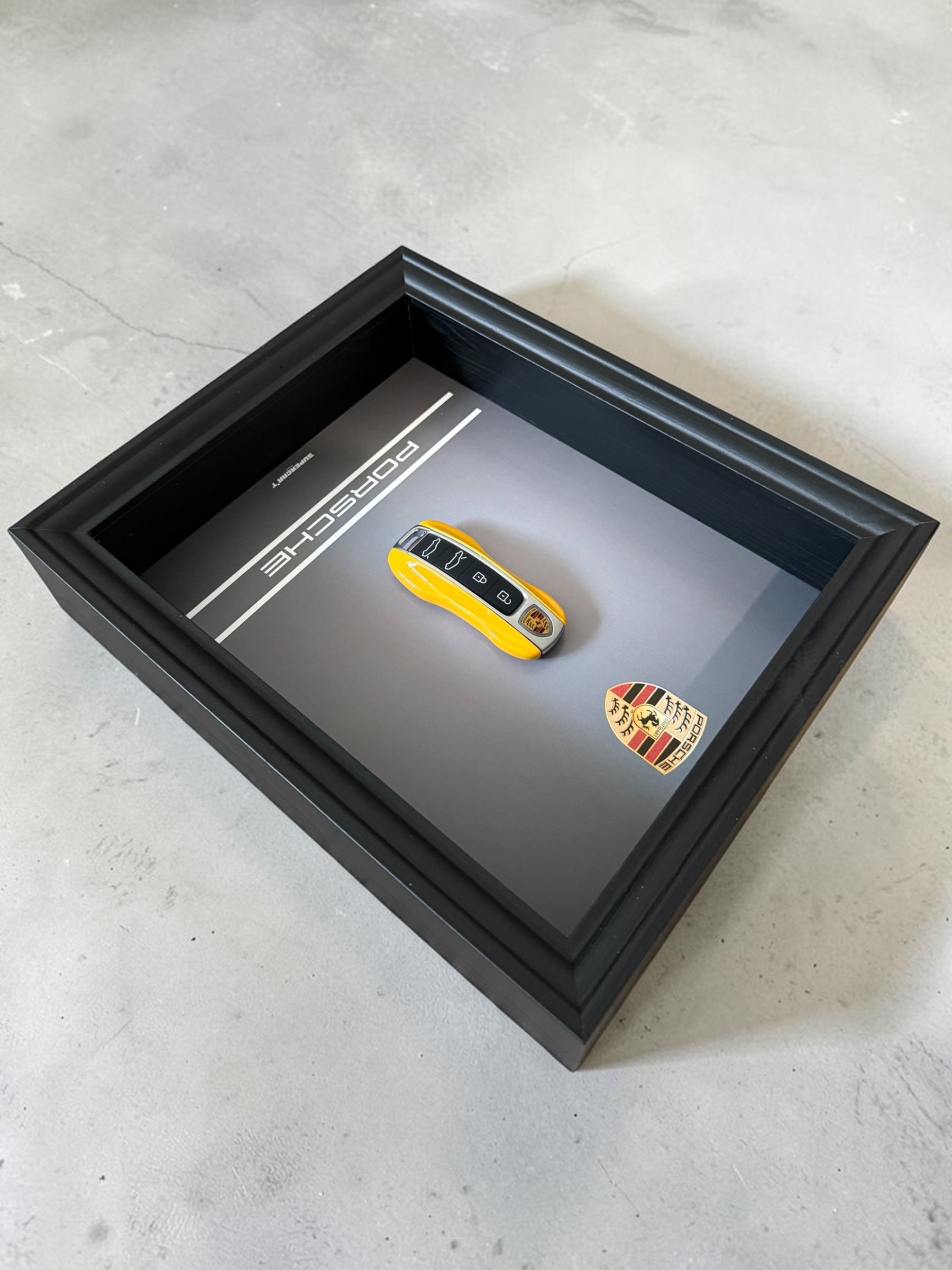 Cadre 1 of 1 - Porsche Racing Yellow