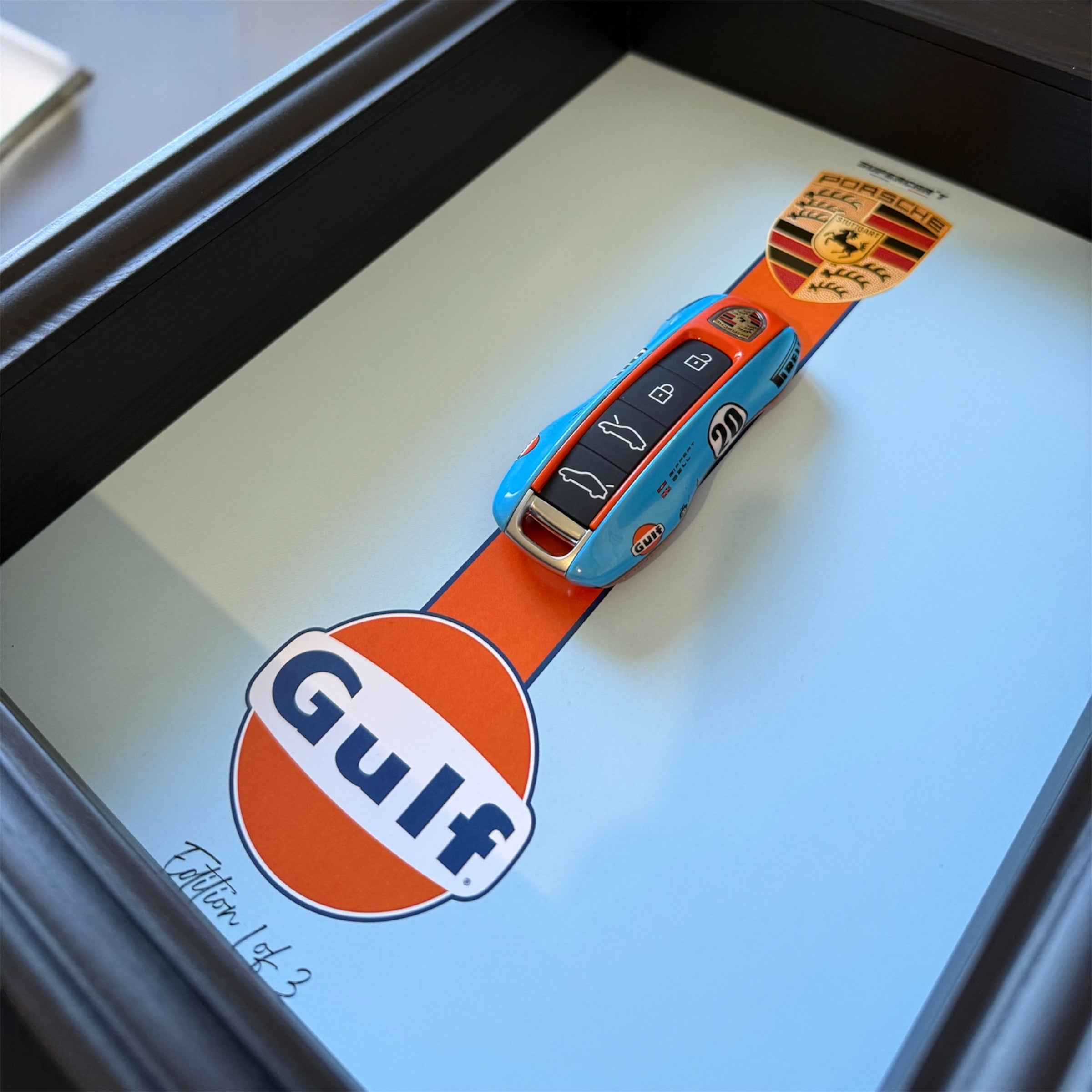 Cadre 1 of 3 - Gulf x Porsche Édition